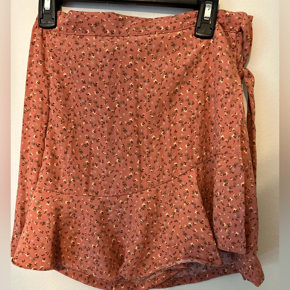 A cute orangey skirt with a little knot on the side. Comfy and moveable. Small
